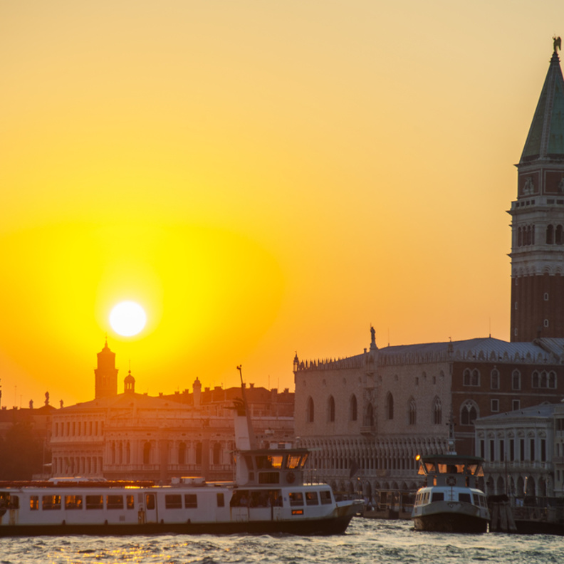 shutterstock_صعود برج الساعة متعة رائعة