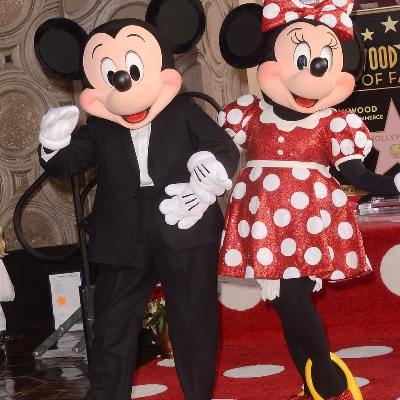 ميني ماوس تتخلًى عن فستانها الأحمر فماذا سترتدي؟