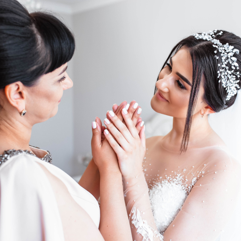 shutterstock_ طرق رائعة لتكريم والدة العروس في حفل الزفاف