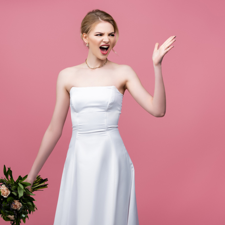 shutterstock_عروس غاضبة تمزق 32 فستان زفاف