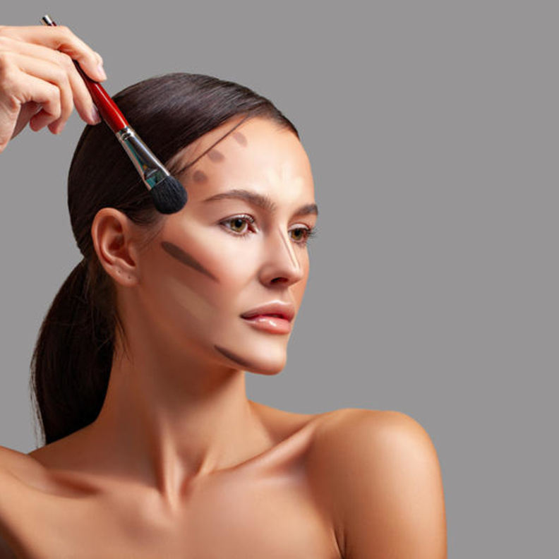 حيل ذكية بالمكياج لشد الوجه وإبراز ملامحه