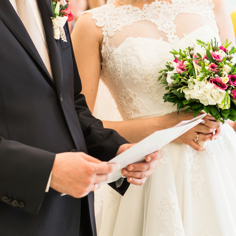 shutterstock_خلاف بين عروس وصديقتها كاد يلغي حفل الزفاف