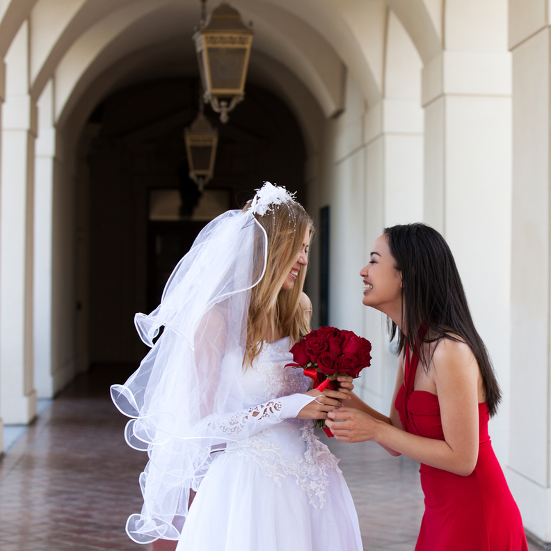 shutterstock_خلاف بين عروس وصديقتها بسبب الطعام النباتي