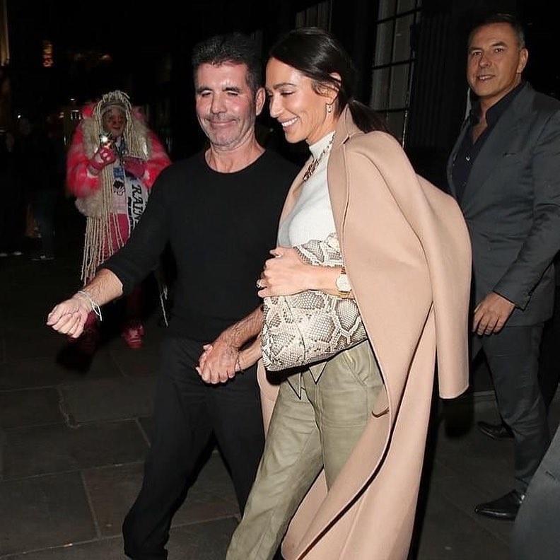 شاهدوا خاتم الخطبة الذي قدمه سايمون كول لخطيبته لورا سيلفرمان