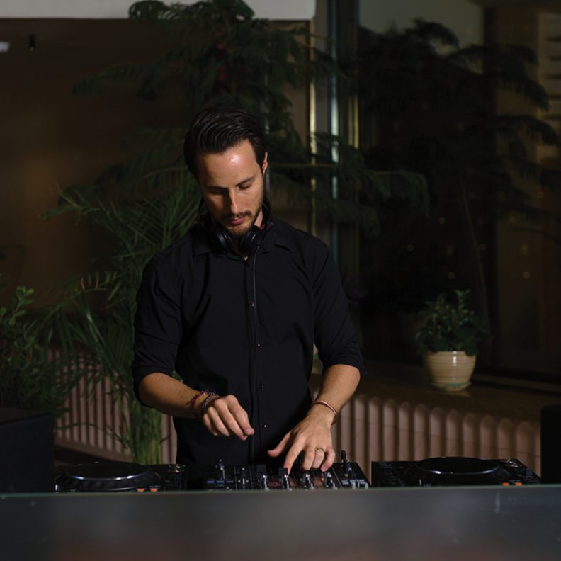 مطعم "ميراكي الرياض" يُطلق للمرّة الأولى مساحة خاصّة بمنسّق الأغاني مع "رومان"