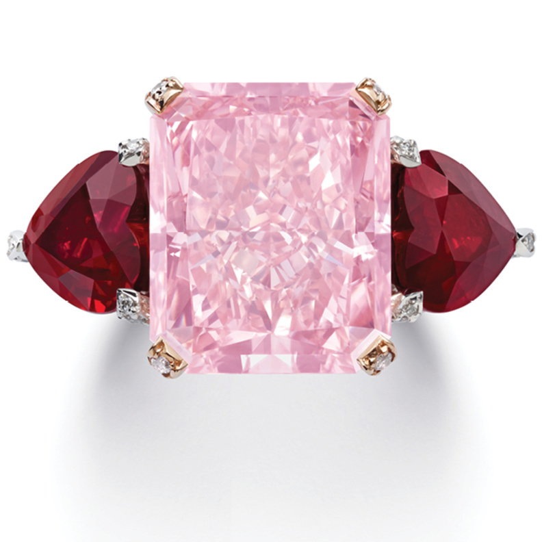 شوبارد تكشف عن تشكيلة من الأحجار النادرة بما فيها  حجر زمرد خام بوزن 6225 قيراط وحجر ألماس وردي بوزن 10.88 قيراط وحجر ألماس أزرق بوزن 4.22 قيراط