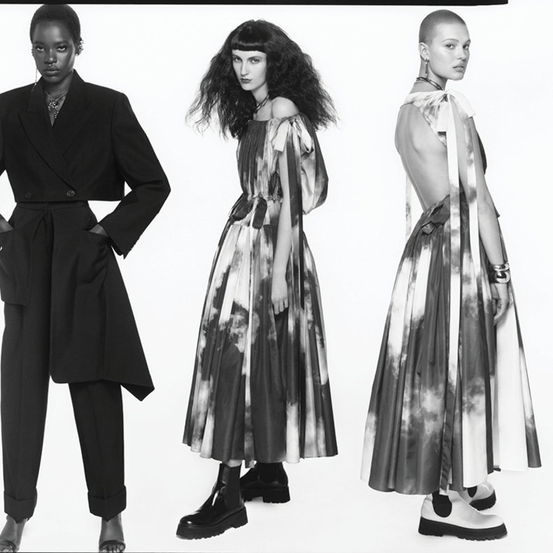 حملة الأزياء النسائية لموسم ربيع وصيف 2022 من علامة Alexander McQueen