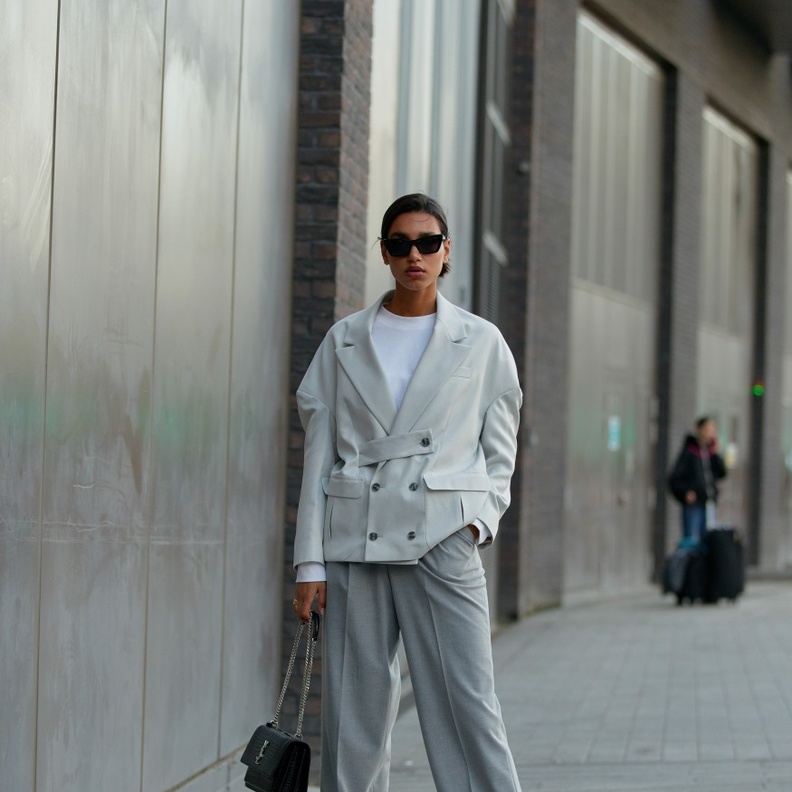 طرق تنسيق حذاء السنيكرز مع البدل الرسمية لإطلالة أنيقة وعصرية