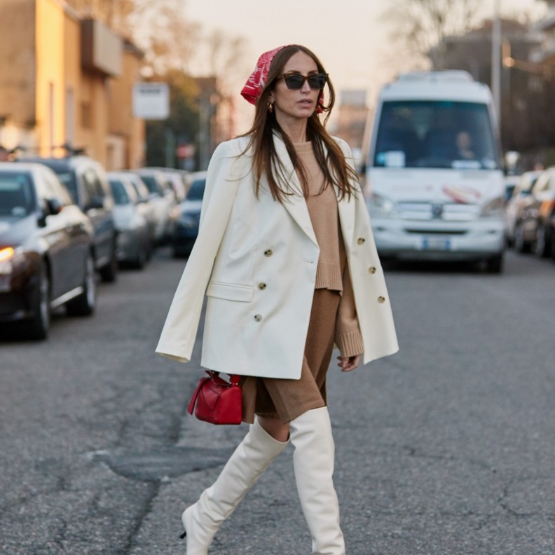 تنسيق البلايزر مع التنورة بإطلالة لافتة باللّونين الأبيض والبيج