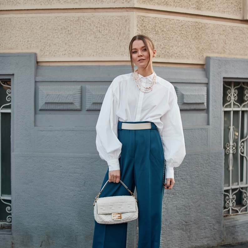 تنسيق سروال واسع من الدنيم مع قميص أبيض لإطلالة أنيقة