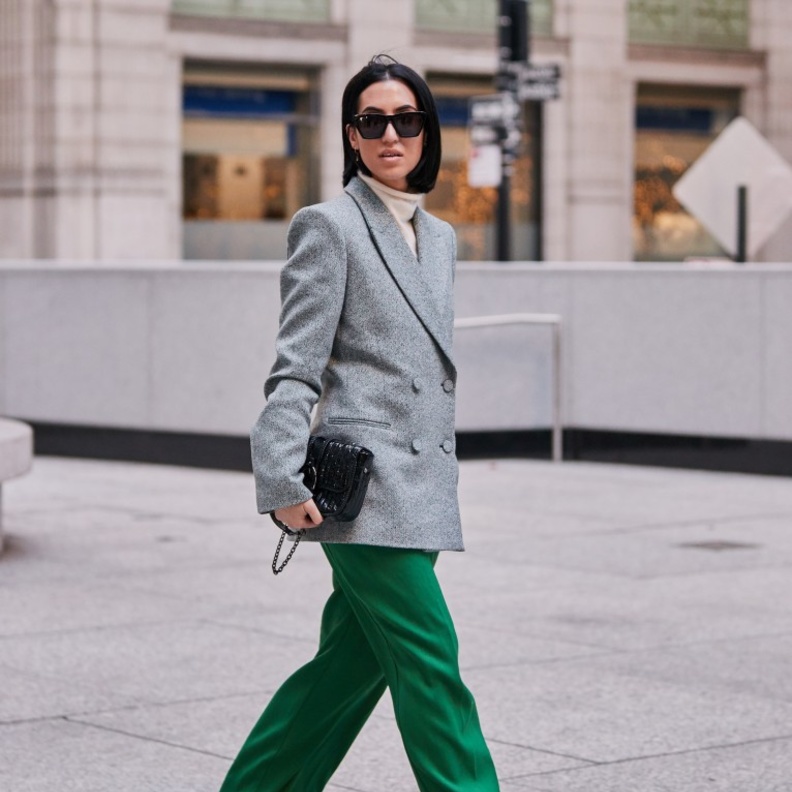 أفكار تنسيق السراويل الملونة مع بلايزر بأسلوب رسمي عصري