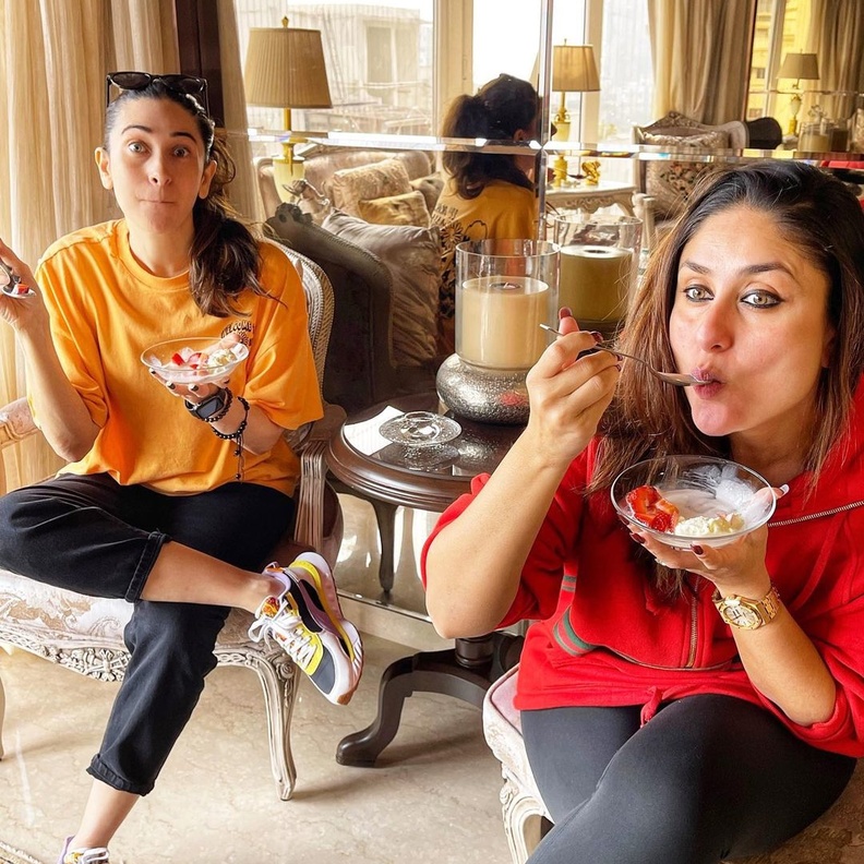 أحدث صور كارينا كابور وهي تستمتع بتناول الأيس كريم بصحبة شقيقتها