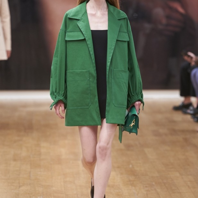 أزياء باللّون الأخضر منسقة مع اللّون الأسود Tods