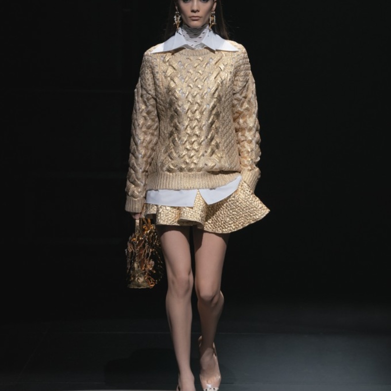 تنسيق تنورة قصيرة بكسرات بإطلالة شيك من Valentino