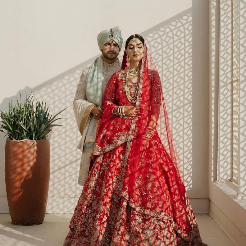 عريس وعروس يقيمان منافسة طريفة بينهما في حفل زفافها