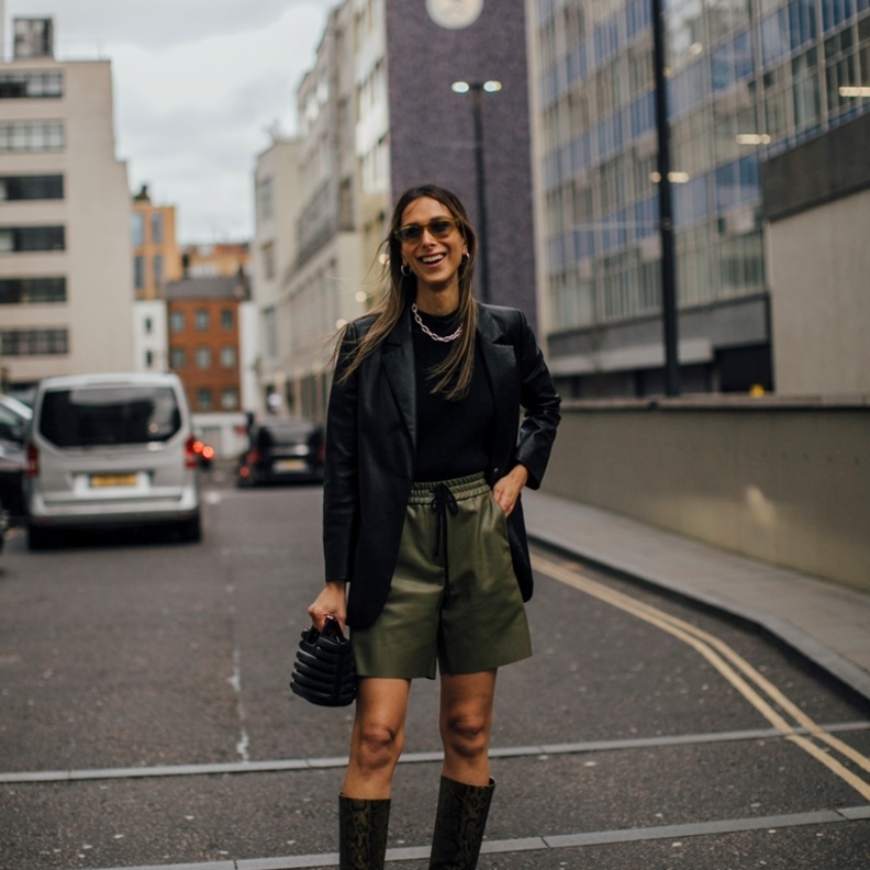 أبقي السترة أو البليزر مفتوحة لكي تخلقي عمودًا مركزيًا طويلًا