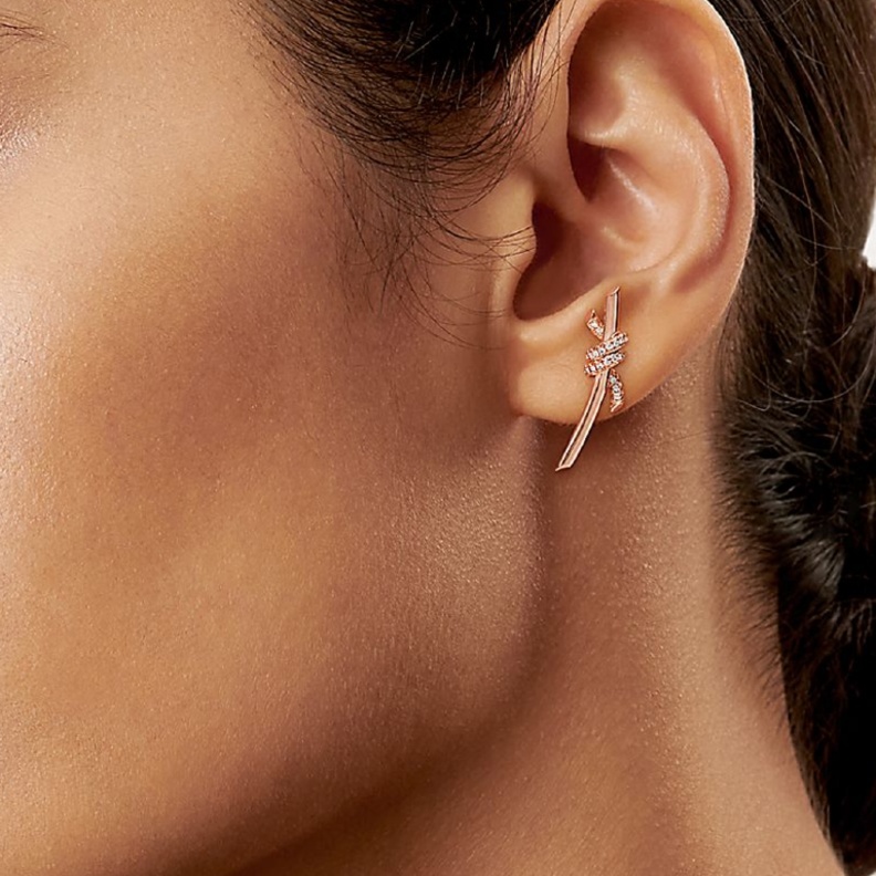 أجمل تصاميم أقراط ذهب رقيقة لأناقتك الأنثوية