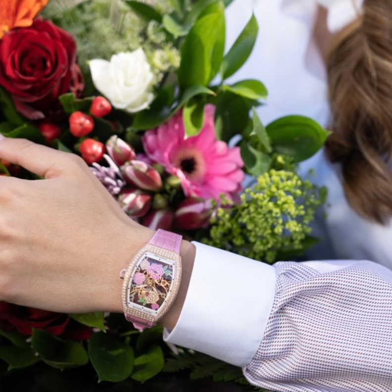 أجمل ساعات يد باللون الوردي لاطلالة عيد الحب