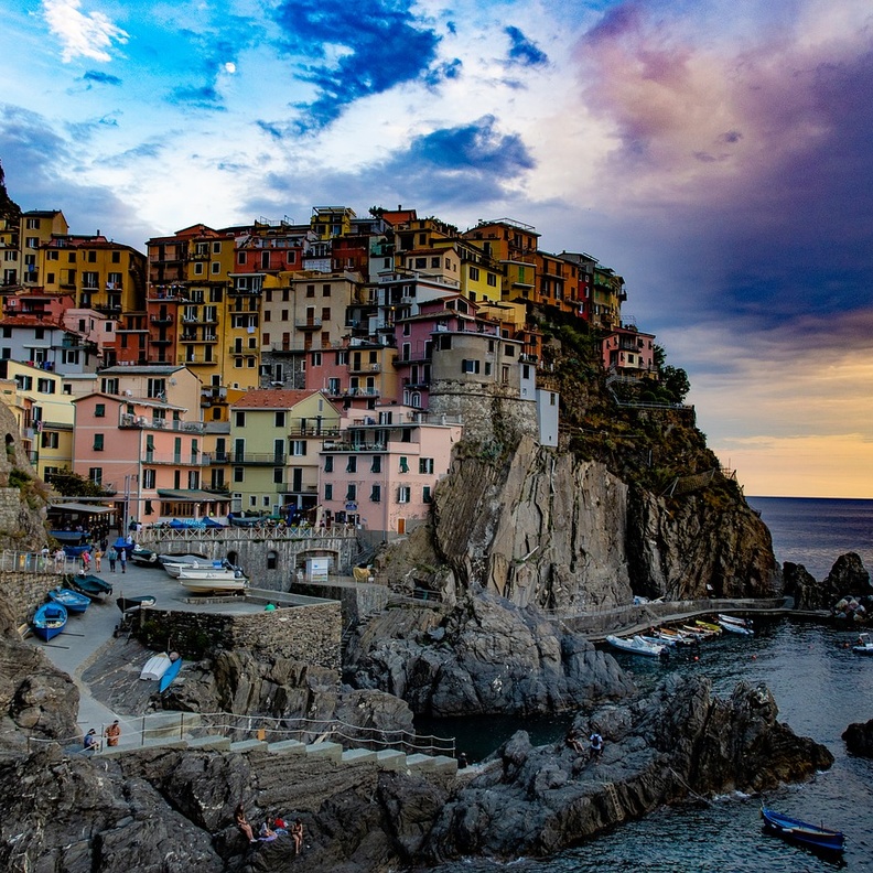 أجواء رومانسية ساحرة في قرية مانارولا بواسطة HulmDesign