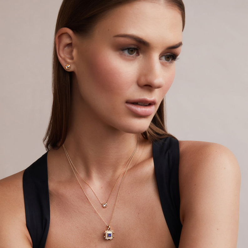 أروع القلادات المرصعة بأحجار القمر