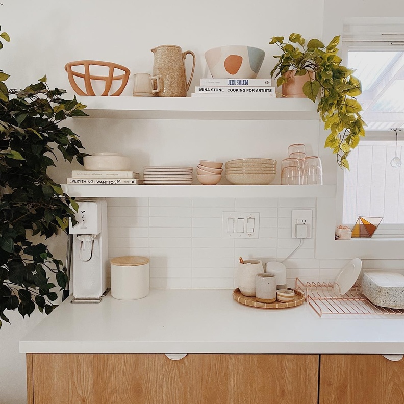 أطباق ملونة بدرجات الباستيل تزيين الرفوف المفتوحة لمطبخ عصري