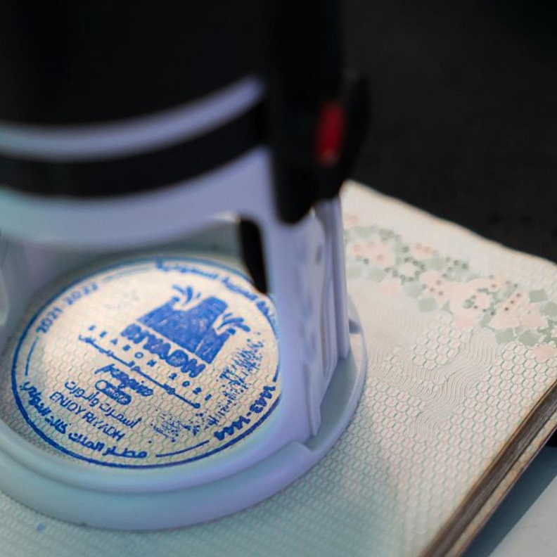 ألوان الترحيب على جوازات سفر ضيوف المملكة وزوارها