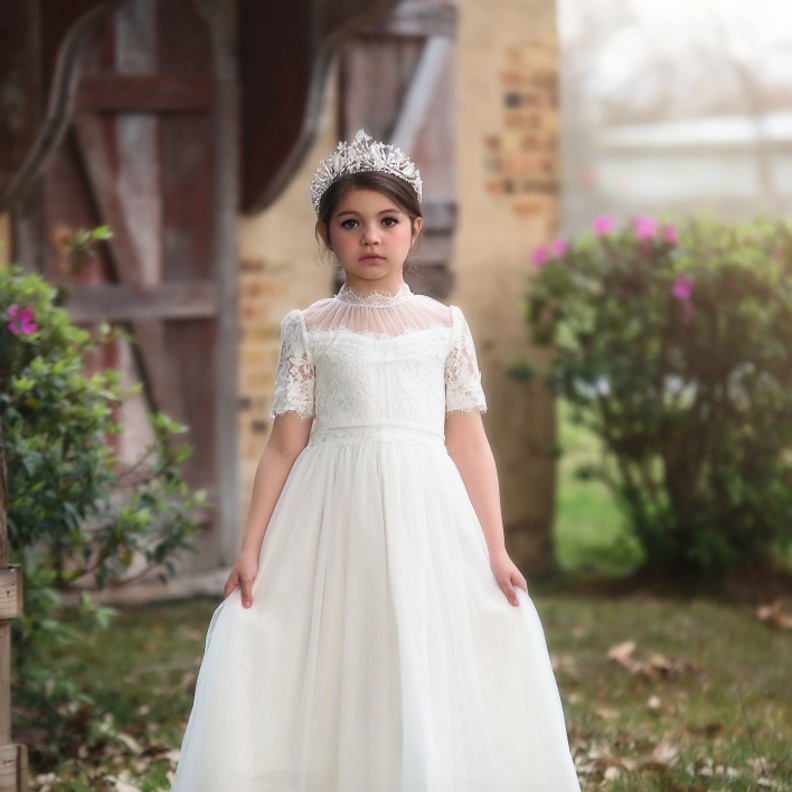 طفلة تتسبب في طرد والدتها من حفل زفاف