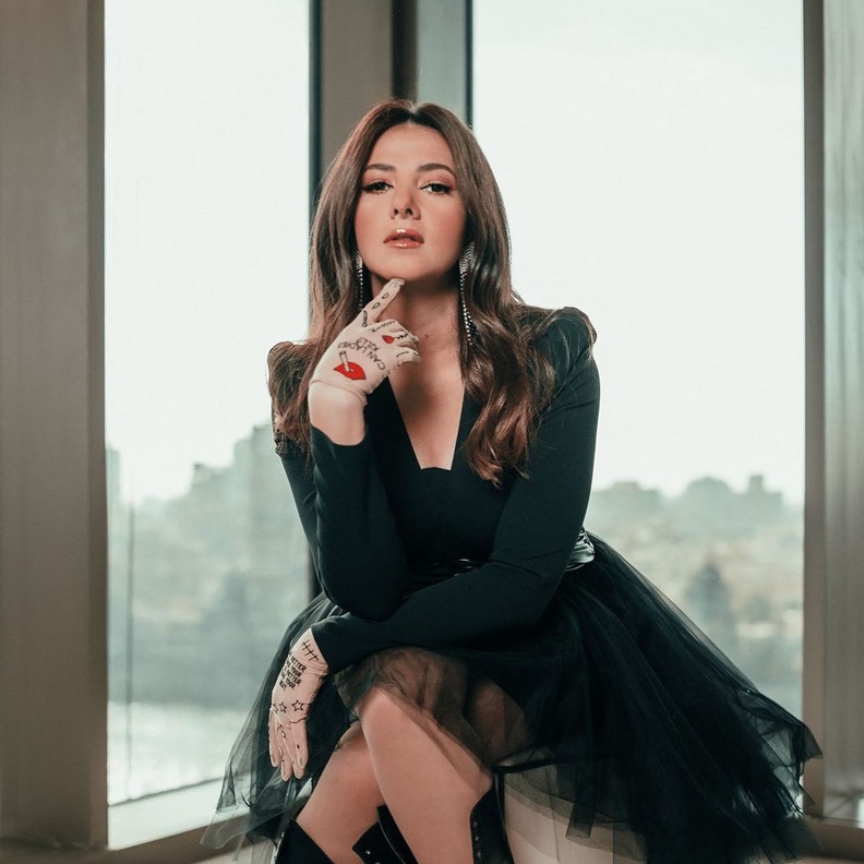 إطلالة شبابية للنجمة دنيا سمير غانم