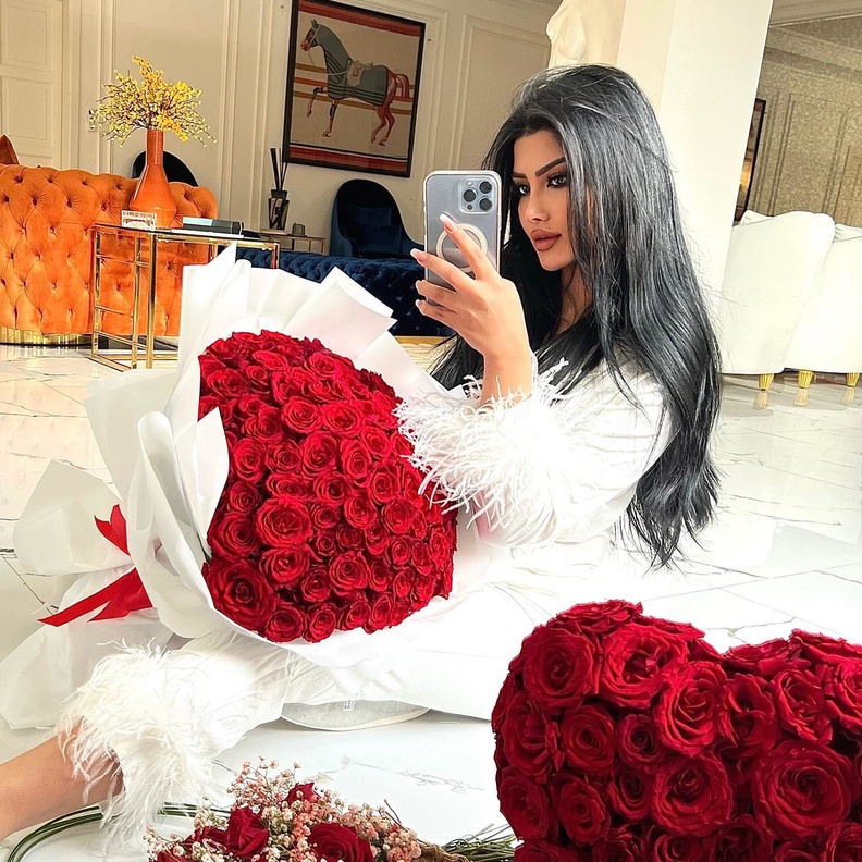 إطلالة ملكة كابلي في شهر فبراير