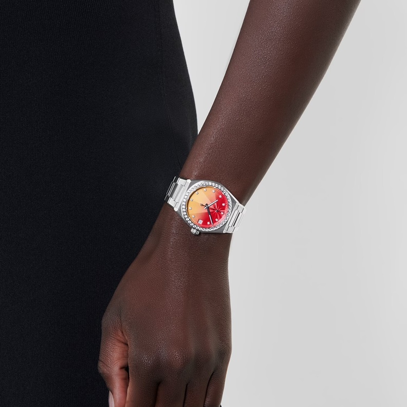 احصلي على إطلالة جذابة ملفتة بالساعات الحمراء (1)