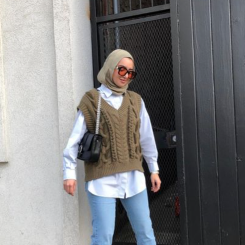 إطلالات شبابية للمححبات في الجينز الأزرق مستوحاة من سمر البرشا 