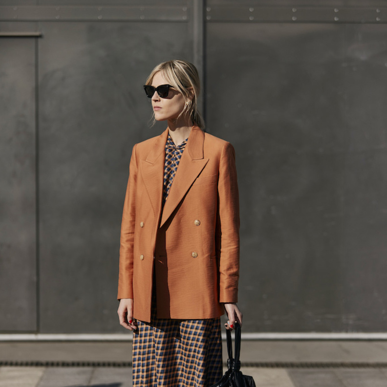 كيفية اخفاء الأرداف الكبيرة عن طريق البليزر الطويل