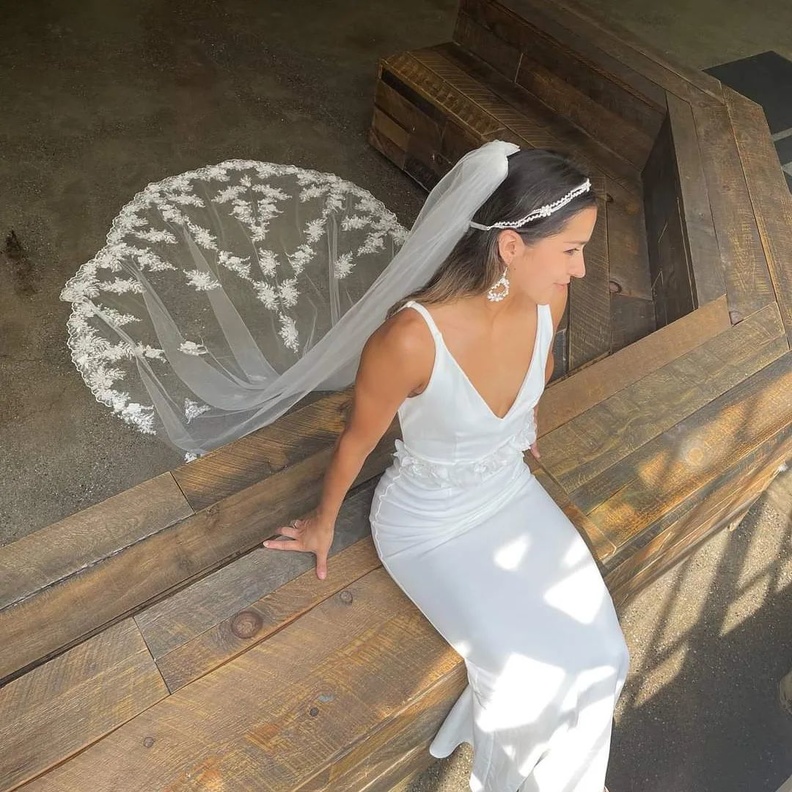 ارتداء العروس لطرحة زفاف