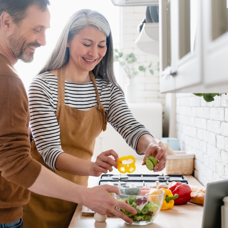 أطعمة ضارة لا ينصح بتناولها بعد سن 50