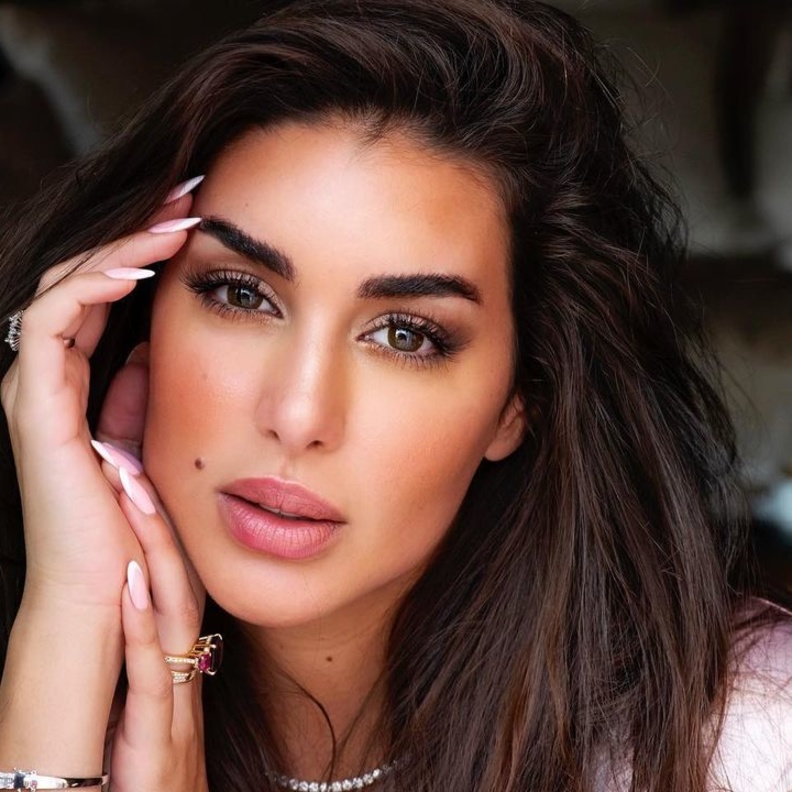 اطلالات جورجينا رودريغيز بالاظافر الطويلة والنيود