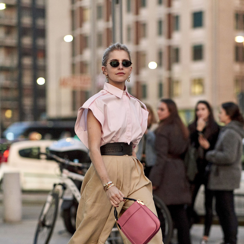 أفكار لتنسيق البناطيل الواسعة مع الحزام من وحي اطلالات الفاشينيستا