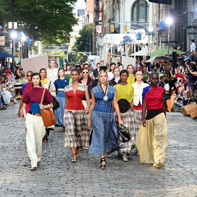 الأنظار تتجه نحو أسبوع الموضة في نيويورك 2022 إليكم أحدث التغييرات