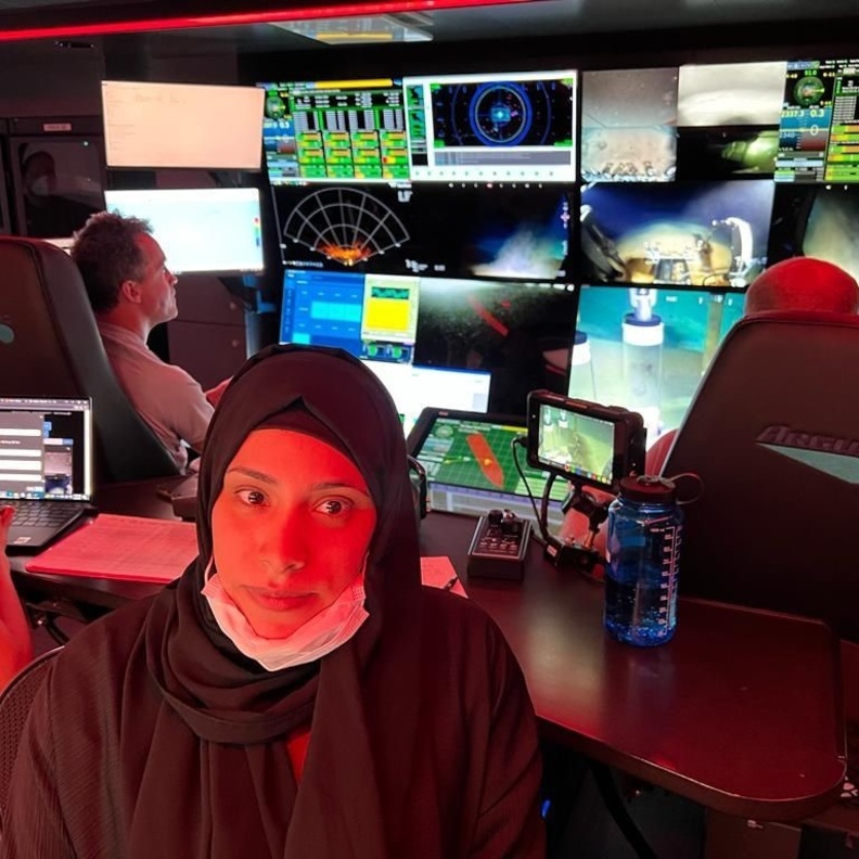 السعودية أفراح العثمان أول عربية تقود غواصة مسيرة غير مأهولة في المياه العميقة 