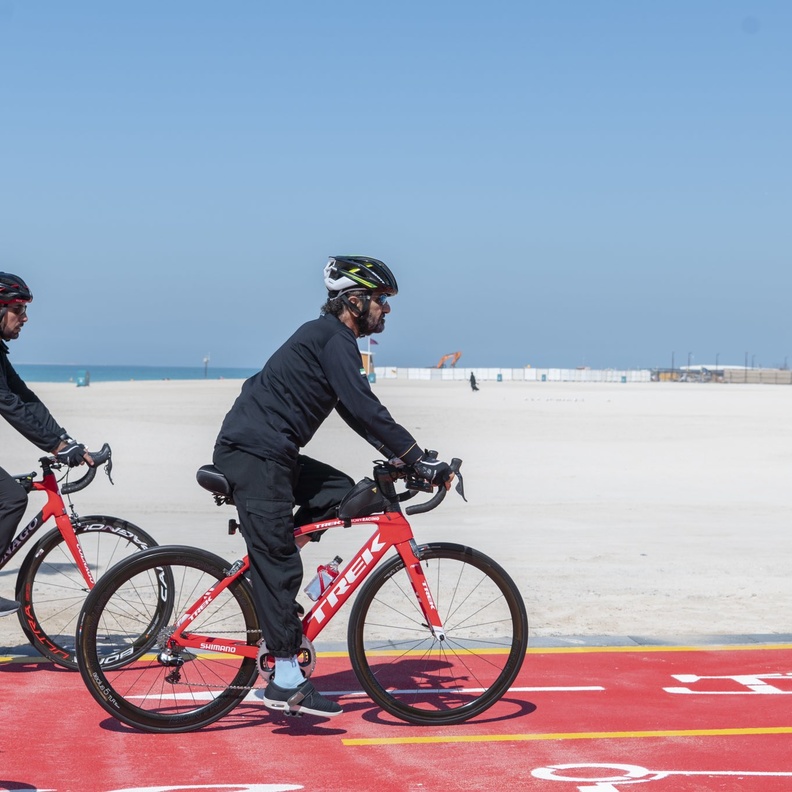 الشيخ محمد بن راشد يتفقد المسار الجديد للدراجات الهوائية