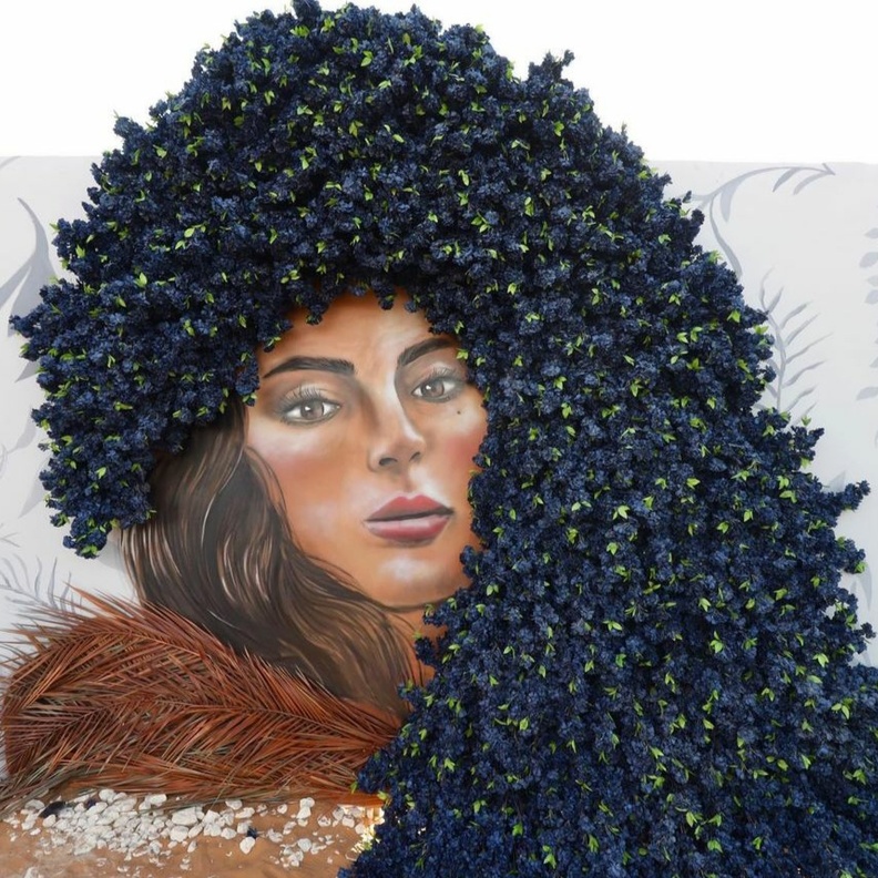 الفنانة "نورة بن سعيدان" وجداريات "أواسيس" لفنون الرسم الجداري في الكهوف القديمة