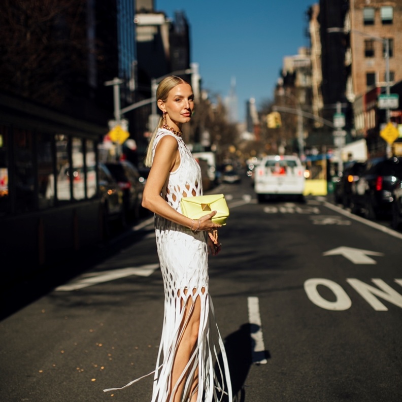 الفستان الأبيض الذي تميّز بتنورته المؤلفة من الشراريب فيما تميّز الجزء العلوي بالتفريغات