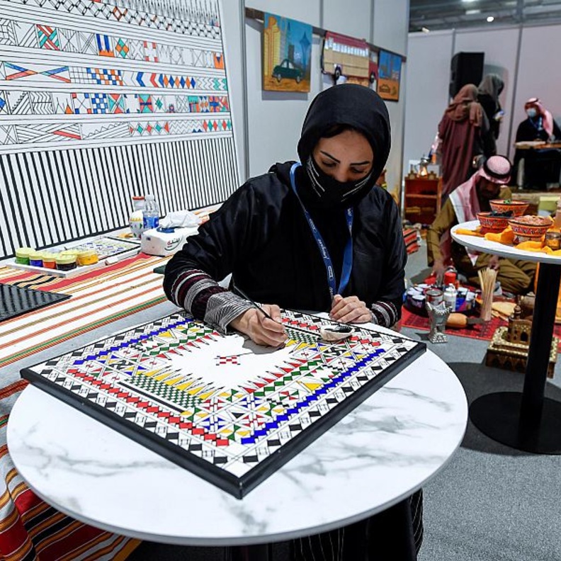 "حياكة السدو" وفن "القط العسيري" يجذبان أنظار زوار معرض "صنع في السعودية"