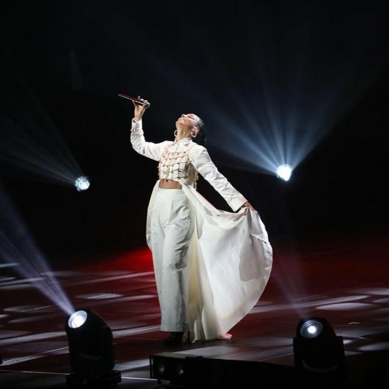 "اليشيا كيز" بإطلالتين مختلفتين في حفل العلا من العلامة السعودية "أباديا"