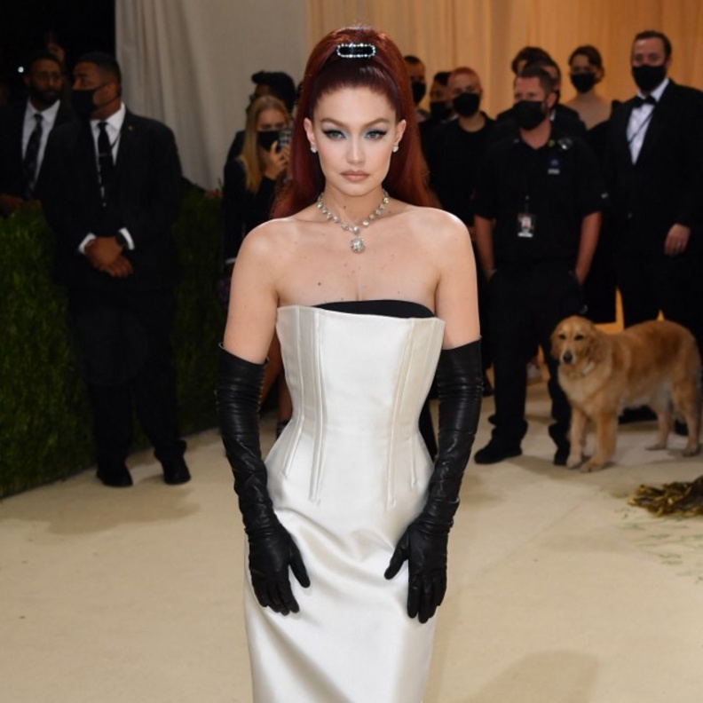 باتت عارضة الأزياء جيجي حديد رقماً صعباً في عالم الأزياء