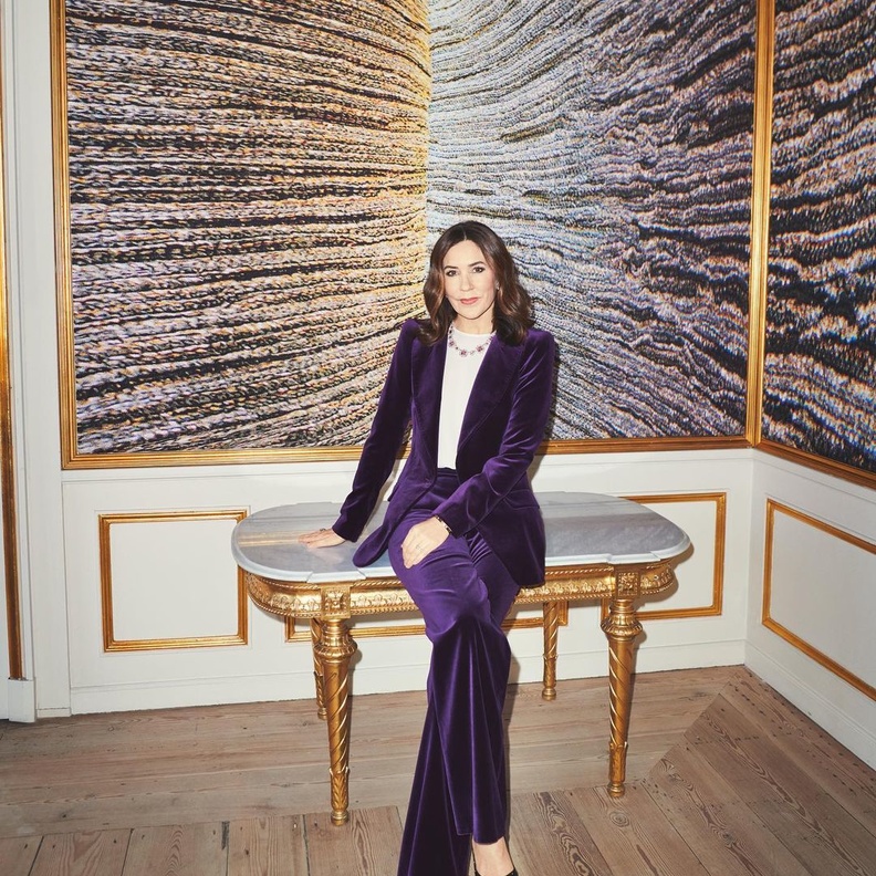 بدت إطلالة الملكة ماري ساحرة بالبدلة المخمل باللون البنفسجي الداكن