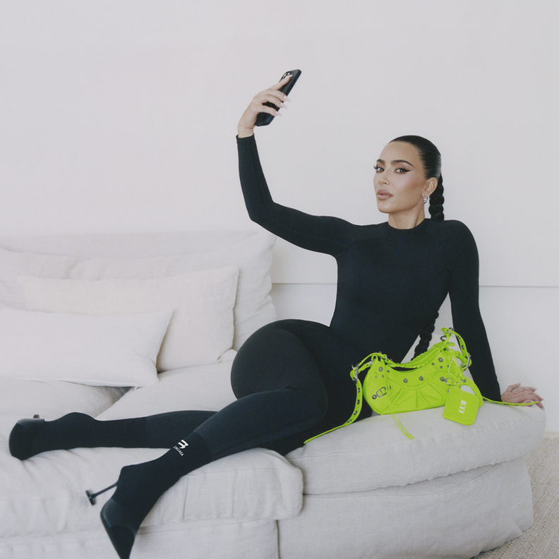 بدت كيم كارداشيان ملهمة بإطلالة عصرية ومستقبلية باللون الأسود