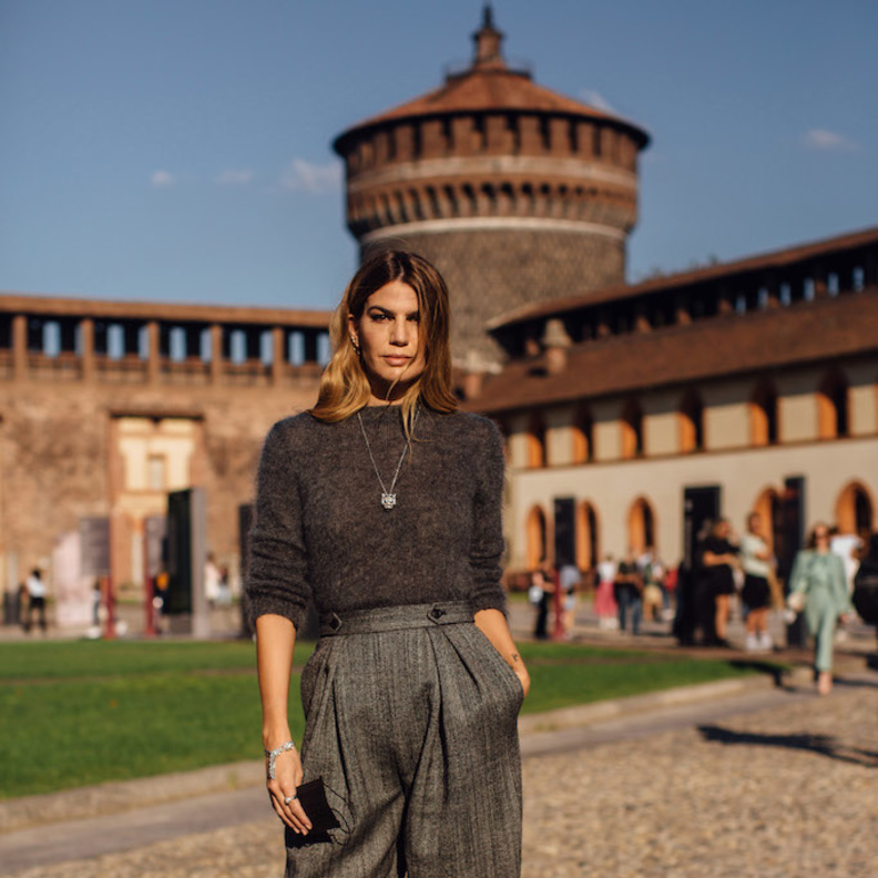 اطلالات مميزة في البنطلون الرمادي لمناسبات هذا الموسم