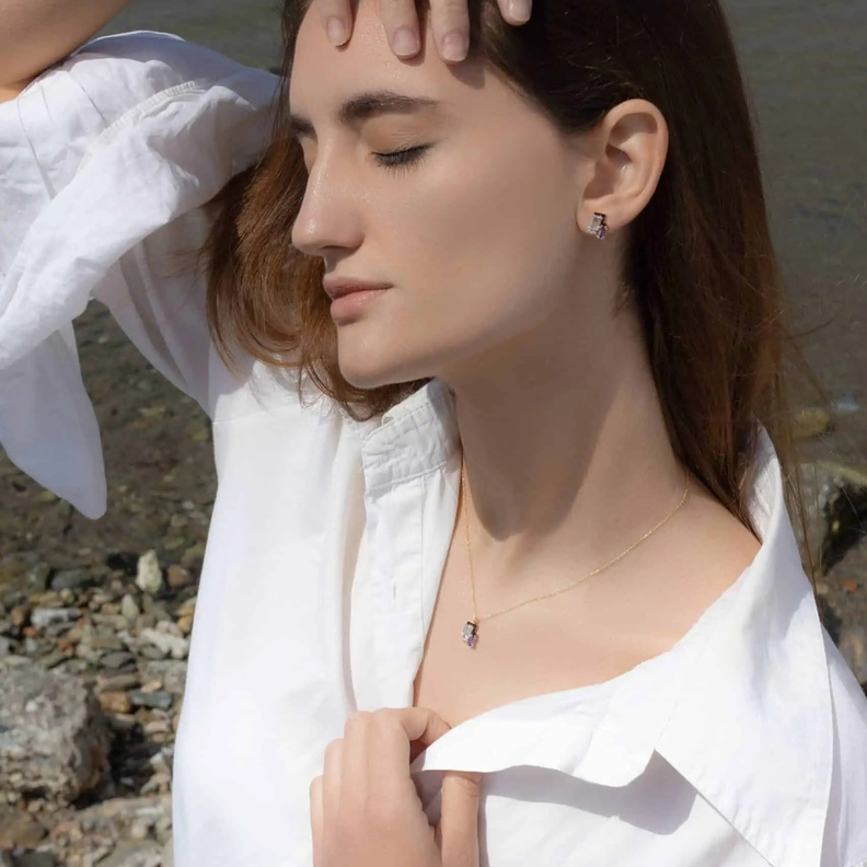 تألقي في فبراير مع المجوهرات المرصعة بأحجار الجمشت