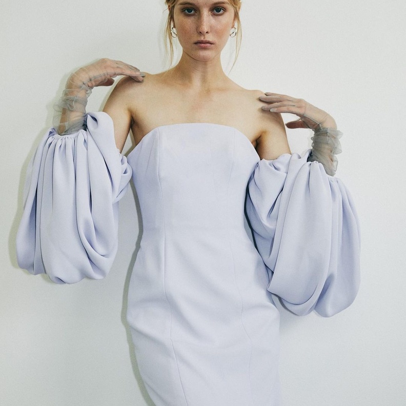 تجمع تصاميم بزة الزومان بين الإطلالات الشرقية التقليدية والتصاميم الحديثة والأنثوية