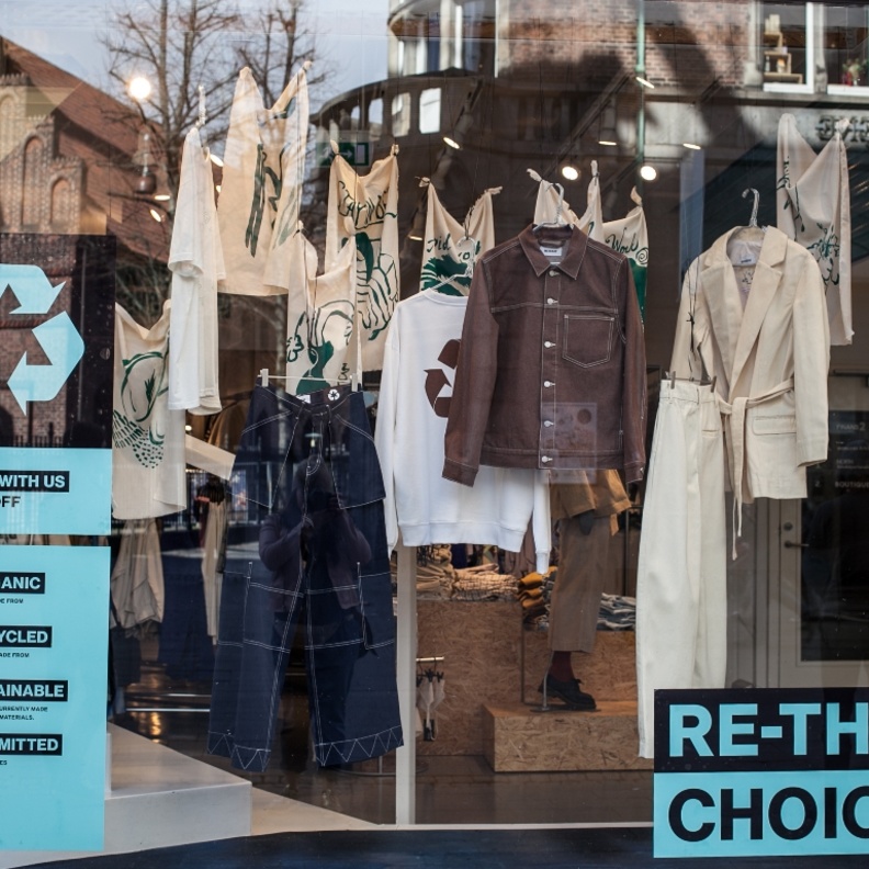 تسعى صناعة الموضة لإعتماد المنسوجات المعاد تدويرها والقطن المزروع والجلود المصنوعة من الفطر